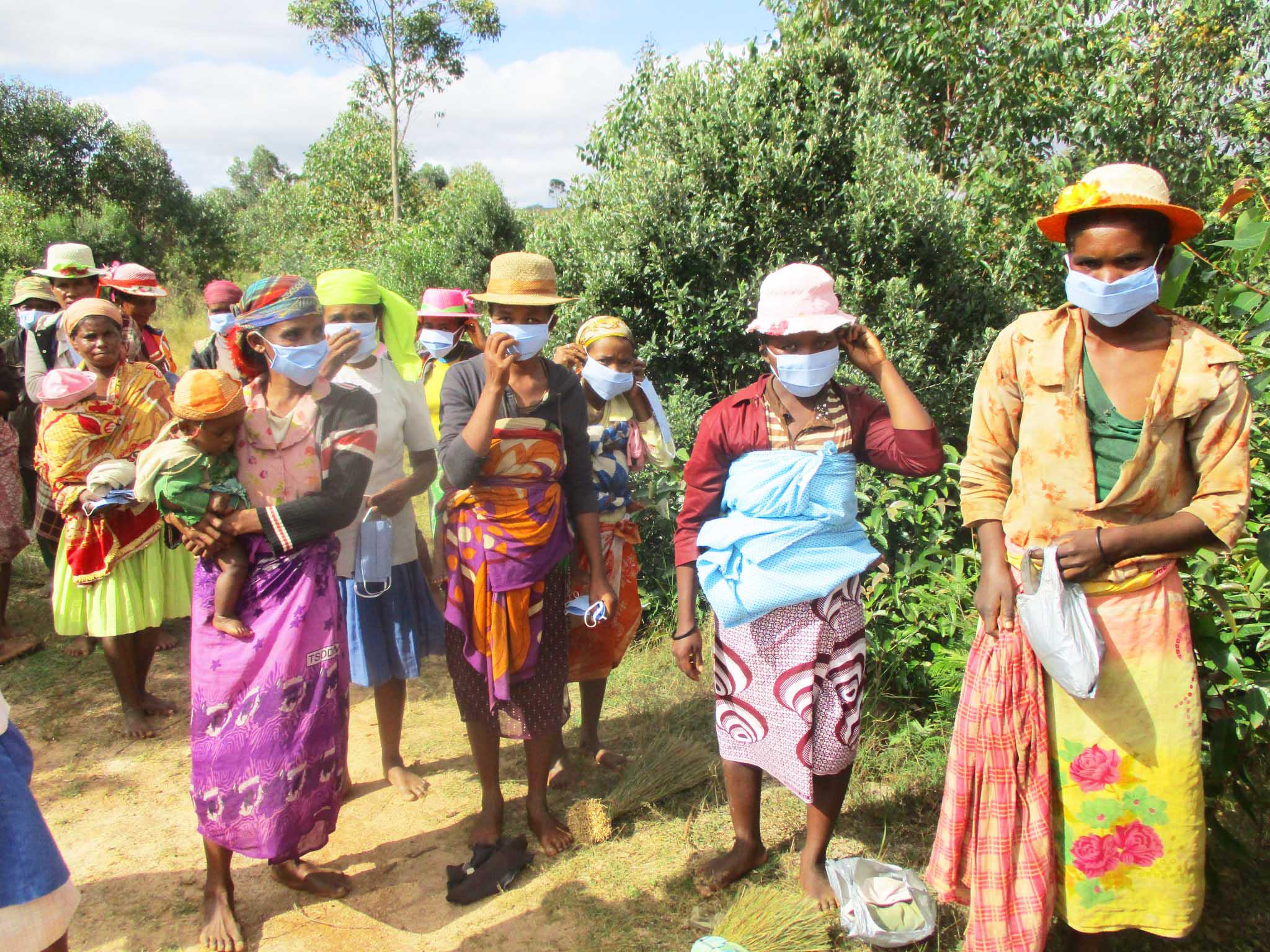 Distributions de masques à  Madagascar par le Secours Populaire