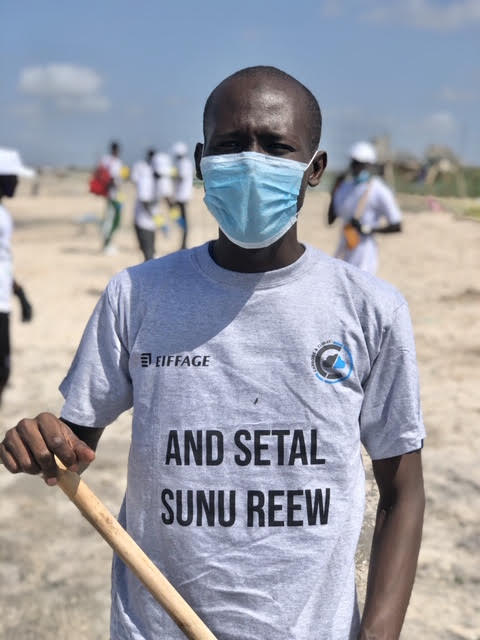 Eiffage au Sénégal en appui à la politique « zéro déchets » : nettoyage de la plage de Bargny.