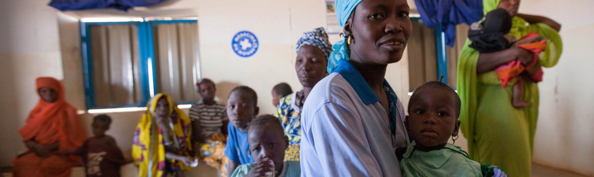 Burkina Faso : mission humanitaire d’urgence pour les femmes, les jeunes et les adolescents avec Médecins du Monde.