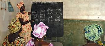 Burkina Faso : la Fondation l’OCCITANE soutient le projet d’alphabétisation des femmes d’Aide et Action.