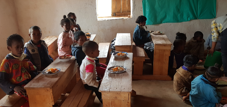 Madagascar : Des repas sains, variés et composés avec des produits locaux pour les élèves en période de soudure avec Un Enfant par la Main.