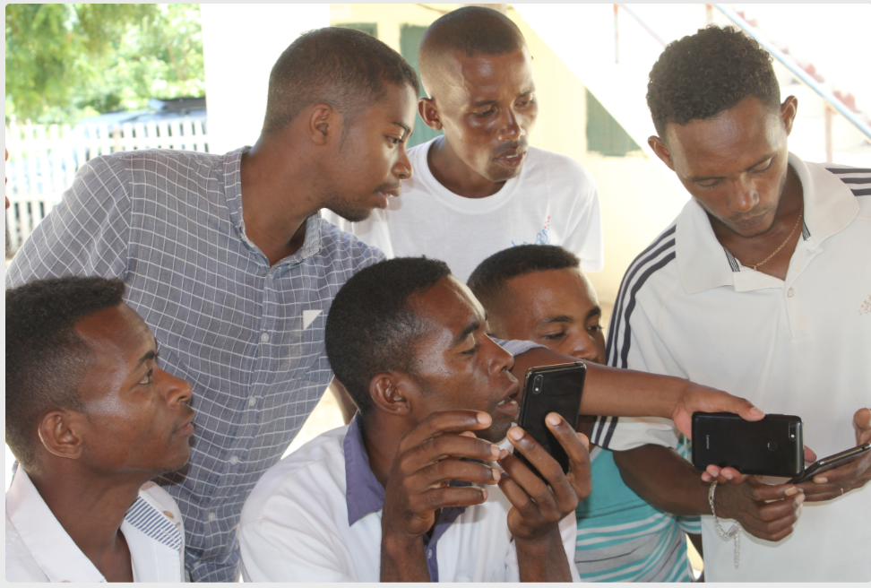 Jeunes relais et smartphones : une approche innovante pour l’accompagnement professionnel des jeunes agriculteurs à Madagascar avec la Formation pour l’Épanouissement et le Renouveau de la Terre (FERT).