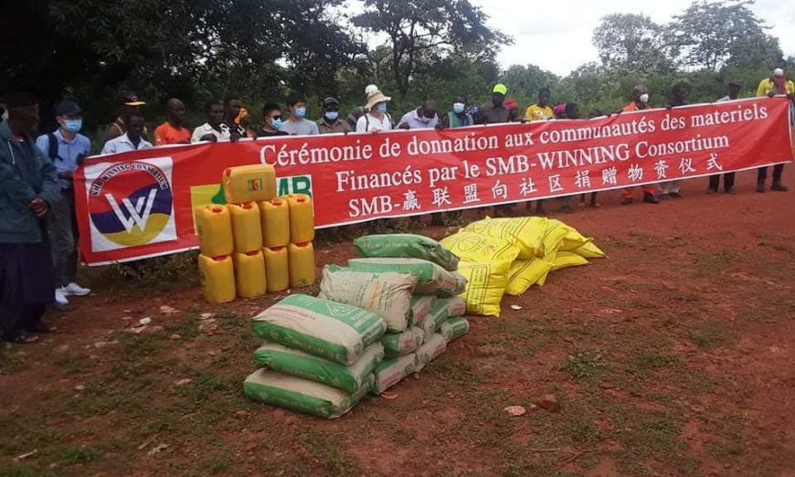 Boké : le Consortium SMB-Winning fournit des vivres et matériels de construction pour la communauté de Tanènè.