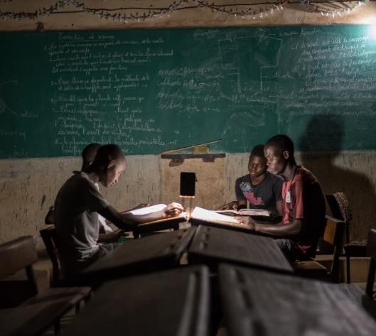 La vente solidaire de lampes solaires pour financer l’éclairage des élèves à Ouidi