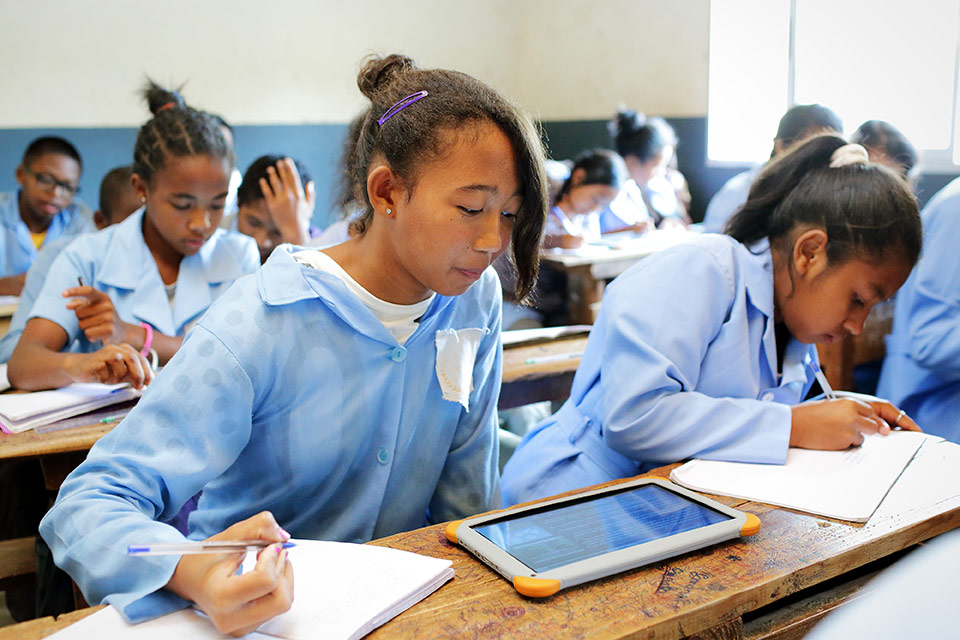 Madagascar : le programme Écoles Numériques – agir pour l’éducation des plus démunis avec la Fondation Orange.