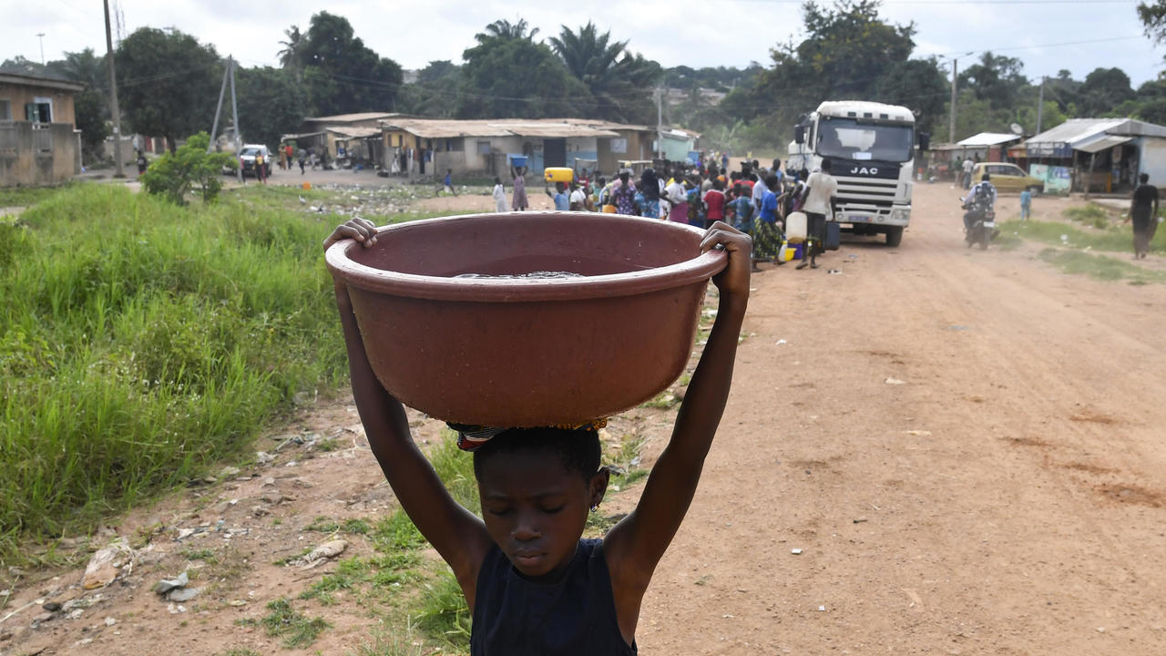 L’accès à l’eau potable pour tous en Afrique: des entreprises françaises tentent d’y remédier.