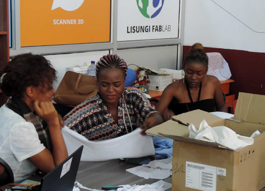 4ème challenge international des FabLabs Solidaires 2020 de la Fondation Orange : lle projet « La mode en mode recyclage » du FabLab Solidaire Lisungi de Kinshasa (RDC) remporte le prix des internautes !