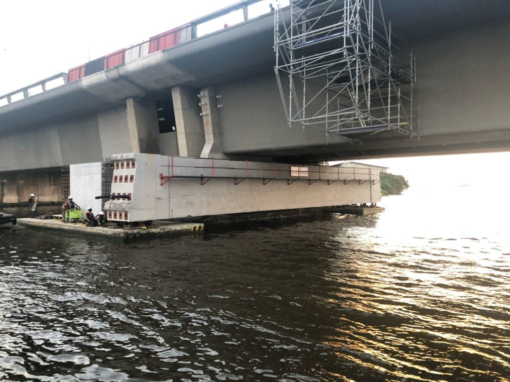 BTP Côte d’Ivoire : Pose d’une première poutre de 330 tonnes sur les nouvelles semelles du pont Houphouet Boigny par Eiffage/SPIE Fondations