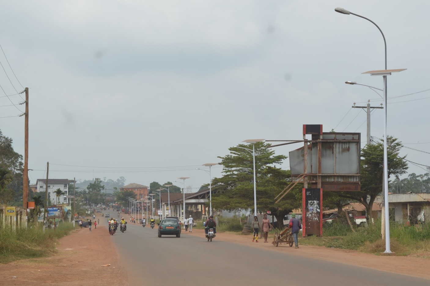 Eclairage solaire : à Ebolowa (Cameroun), le projet pilote appuyé par l’AIMF a joué un effet levier