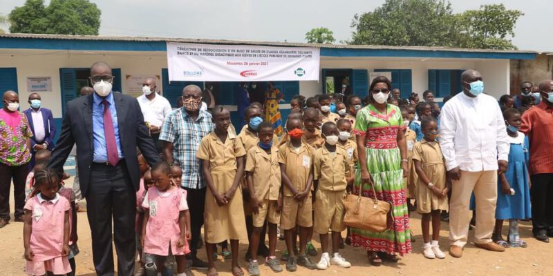Au Cameroun le groupe Bolloré réhabilite des salles de classe de l’école publique de Mouanko Centre