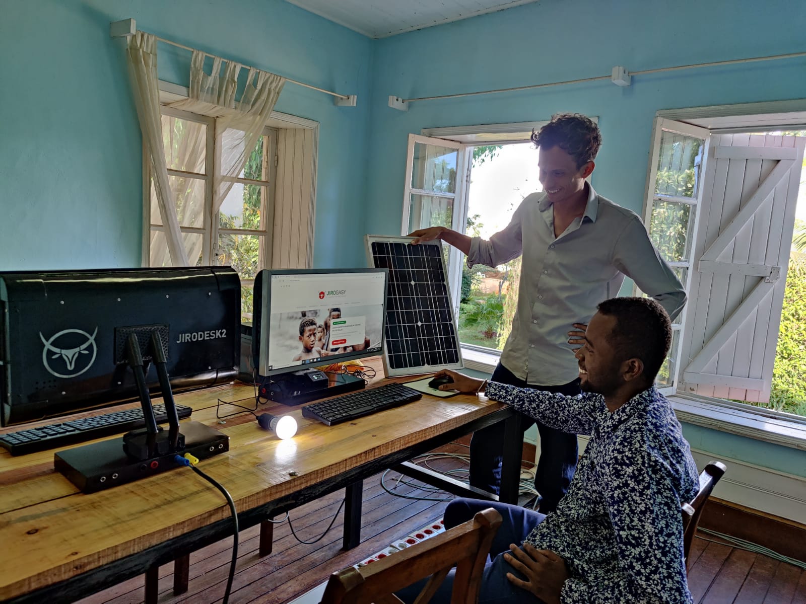 La start-up malgache Jirogasy lance une levée de fonds pour financer son ordinateur solaire et son expansion en Afrique de l’Est