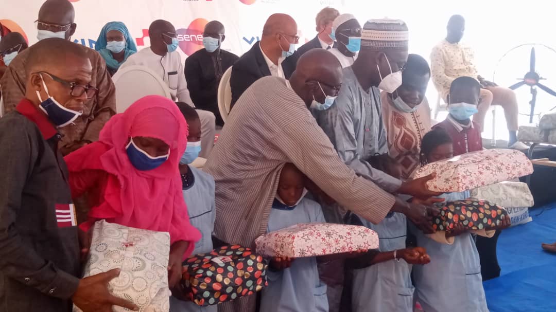 La Senelec et le groupe Vinci Énergy distribuent des fournitures scolaires et des vivres à Diamniadio (Sénégal)