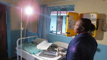 Shell participe à l’électrification solaire de centres de santé dans cinq pays d’Afrique subsaharienne