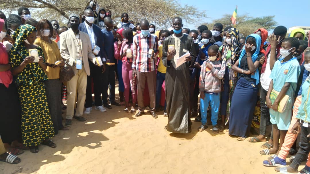 Electriciens sans frontières met à disposition des étudiants une borne de recharge collective de Lagazel