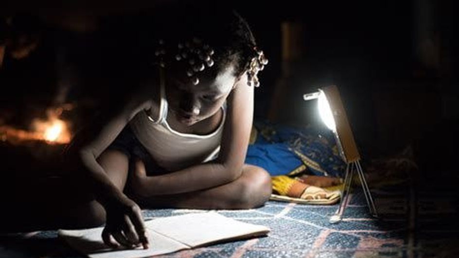 La fabrication et la maintenance de lampes solaires en Afrique : une industrie naissante créatrice d’emplois qualifiés