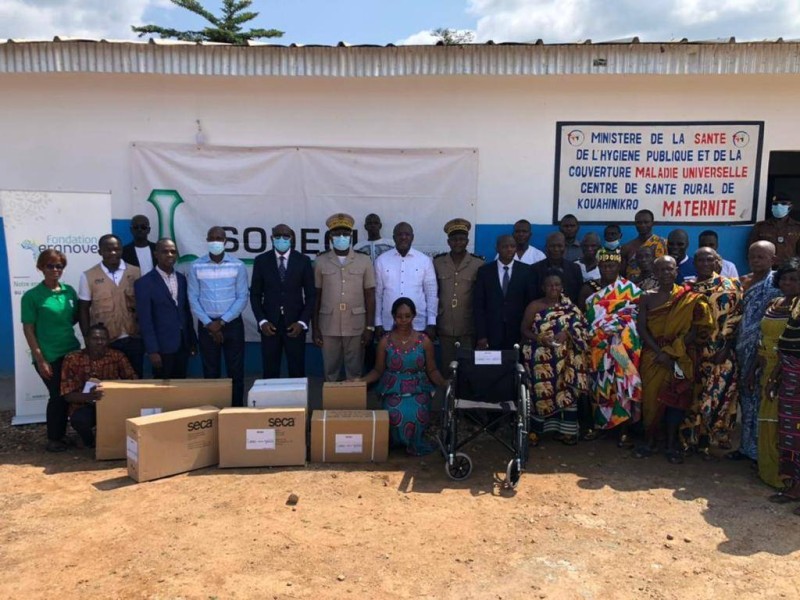La fondation Eranove et la SODECI, filiale ivoirienne d’Eranove procurent du matériel médical à la maternité du village de Kouahinikro