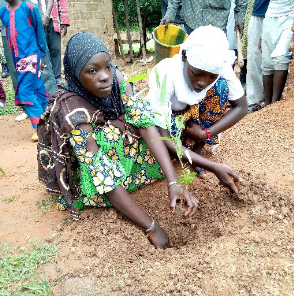 « On coupe un arbre, on en plante dix » : le projet Imyeta du Gret sensibilise les jeunes et les communautés rurales au principe de compensation