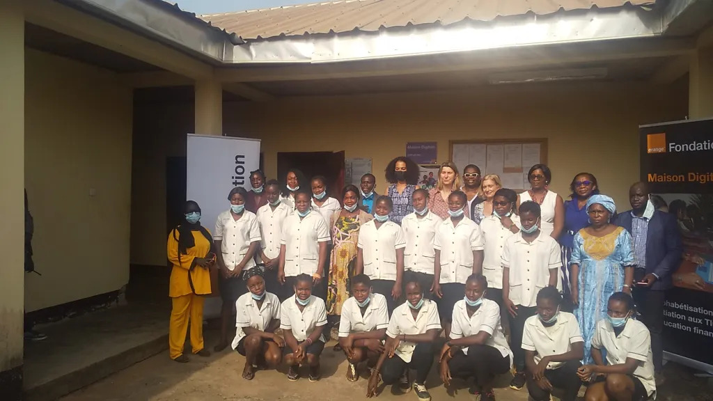 Fondation Orange Cameroun : Élizabeth Tchoungui visite l’école numérique de Nkolbewa, dans le cadre du programme Village Orange