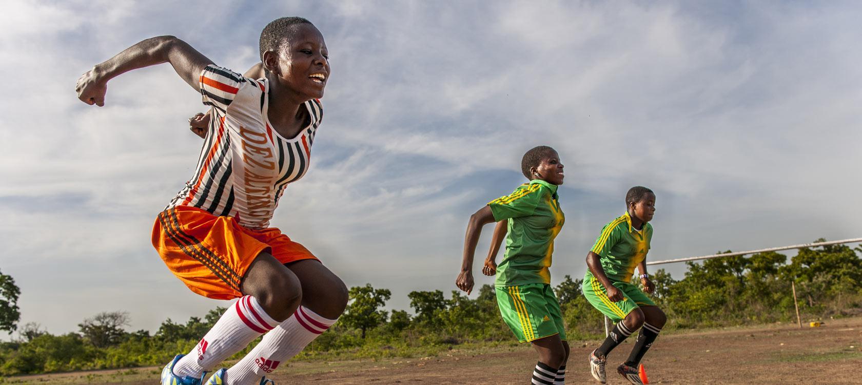 Avec « Championnes », le football tacle les inégalités de genre en Afrique de l’Ouest avec l’AFD