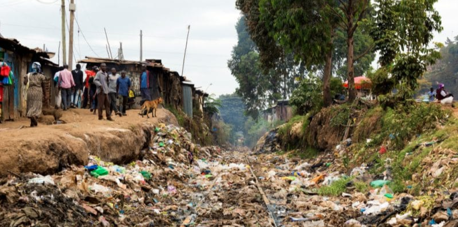 Kenya : l’application « Hatua » signale l’élimination illégale des déchets à Nairobi, en collaboration avec l’UE