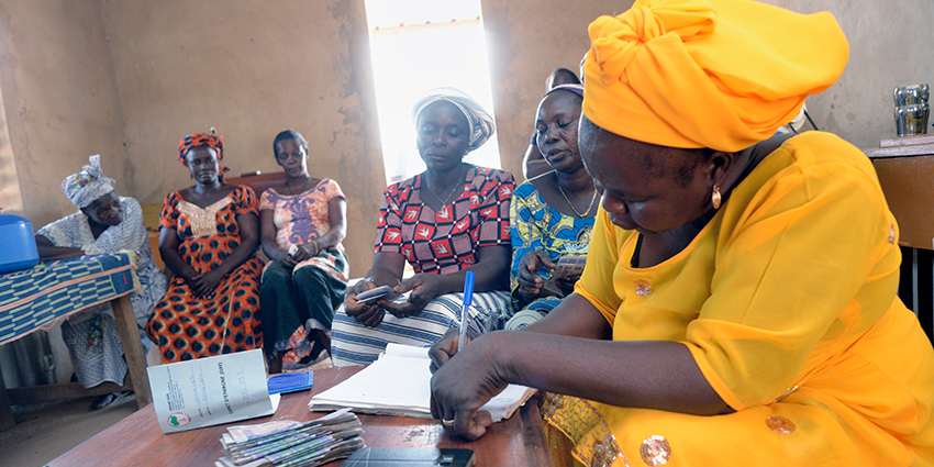 Burkina Faso : La digitalisation de GRAINE, un projet porté par la Fondation Grameen Crédit Agricole et l’AFD