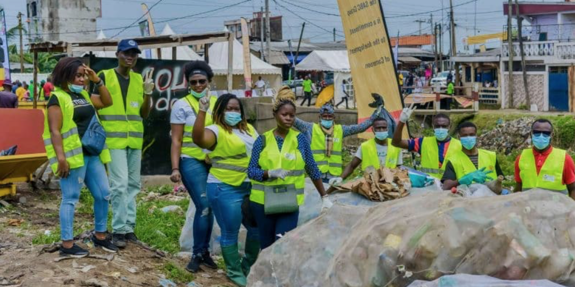 Cameroun : 100 stagiaires de SABC collectent les déchets à Douala et Yaoundé