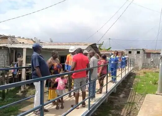 Gabon : la Setrag installe des passerelles aux usagers du quartier Petit Village d’Owendo