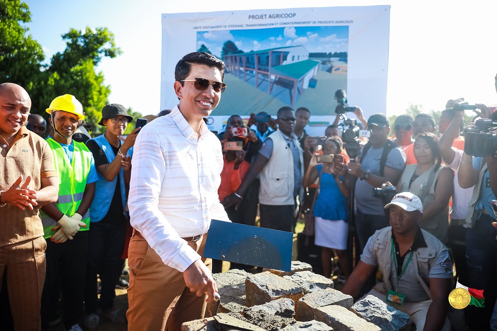 Le Président malgache Andry Rajoelina a lancé avec AVSF à Toamasina les travaux de construction de l’unité polyvalente de stockage, de transformation et conditionnement de produits agricoles