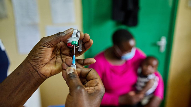  »Les médicaments vendus dans la rue sont un obstacle à la lutte contre le paludisme », entretien avec la professeure Francine Ntoumi sur Allo Doctors Africa