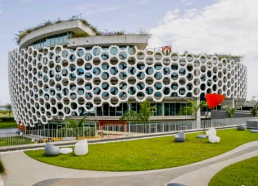 Koffi & Diabaté architectes, lauréat du prix de l’ingénierie au world architecture festival 2022 pour le bâtiment “orange village”