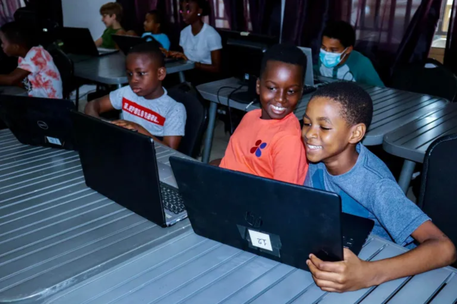 La Fondation Orange et l’ONG ENTRE-prendre organisent la journée STEAM pour l’éducation des enfants au digital en Guinée