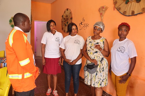 Une bénéficiaire du fonds d’amorçage visitée par la Comilog et la microfinance EDG