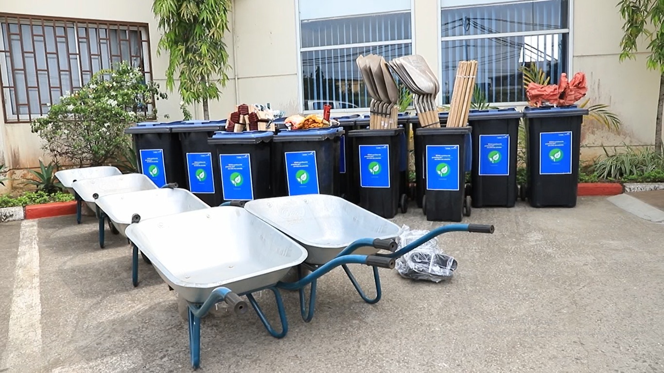 Au Gabon, la Setrag, filiale d’Eramet, a fait don de matériel d’assainissement à la commune d’Owendo