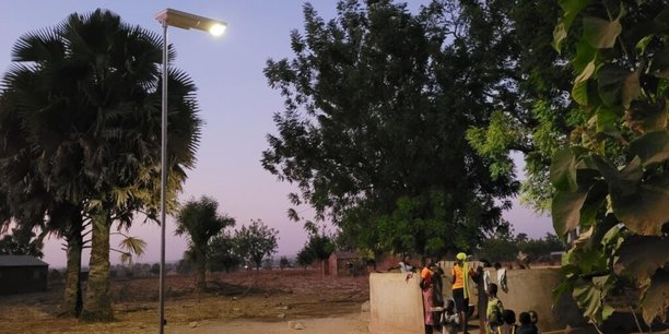 Sunna Design a finalisé l’installation de 30.000 lampadaires solaires intelligents au Togo dans le cadre d’un PPP, avec la Direction générale du Trésor français.